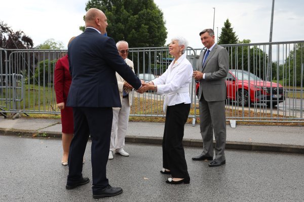 Jadranka Kosor i Borut Pahor na granici između Jurovskog Broda i Metlike