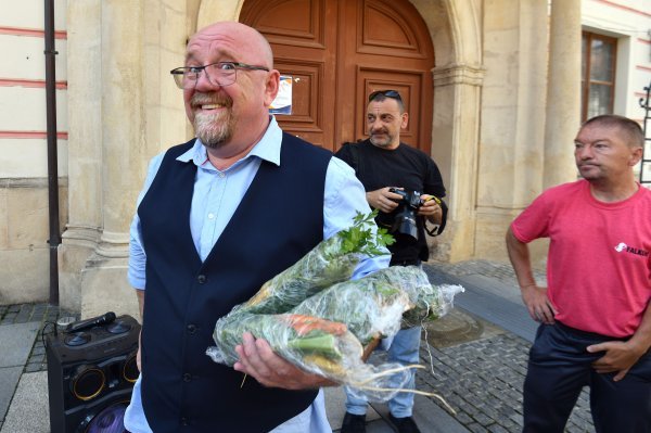 Drele dijelio grincajg na prosvjedu protiv obrane od tuče