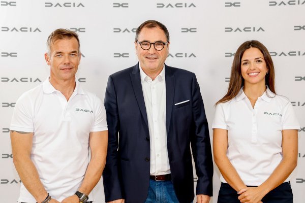 Denis Le Vot, CEO Dacije (u sredini) i službeni vozači Sébastien Loeb i Cristina Gutierrez Herrero
