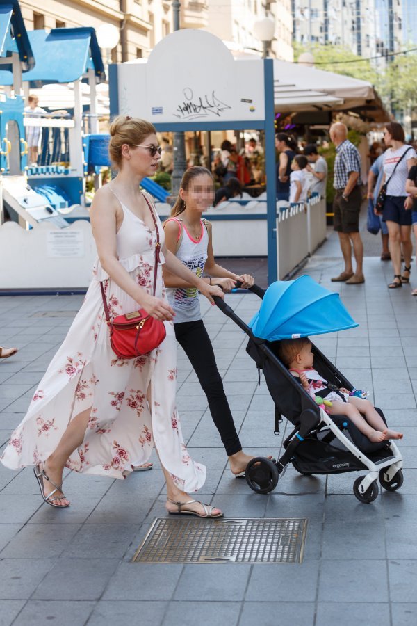 Jelena Perčin na zagrebačkoj špici 2019. godine s kćeri Lotom i sinčićem Jakšom  