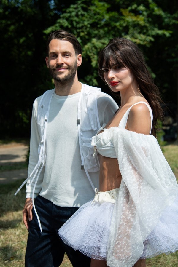 Simon Porte Jacquemus i Emily Ratajkowski