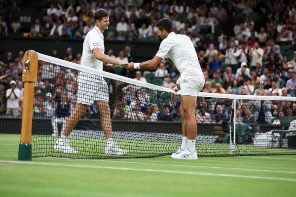 Trenutak u kojem je Hubert Hurkacz dođao utješiti Novaka Đokovića, Wimbledon - 9.7.2023.