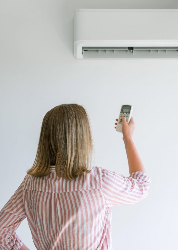 Vrući zrak podiže temperaturu naše kože umjesto da je snižava, a što je vlažnost veća, znoj teže isparava i hladi nas.