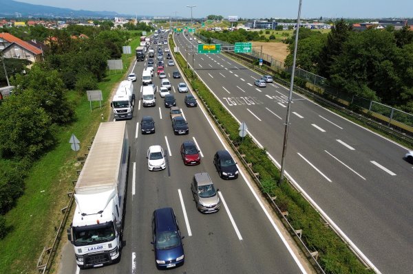 Zagreb: Pogled iz zraka na gužve kod naplatne postaje Lučko