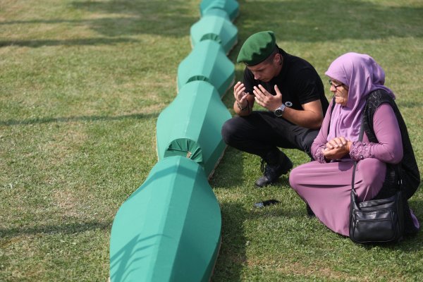 Obitelji obilaze posmrtne ostatke žrtava genocida prije sahrane u Srebrenici