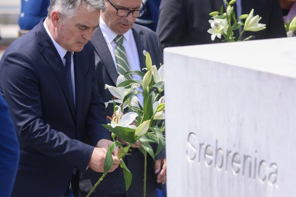 Brojni uzvanici poklonili se žrtvama genocida u Srebrenici