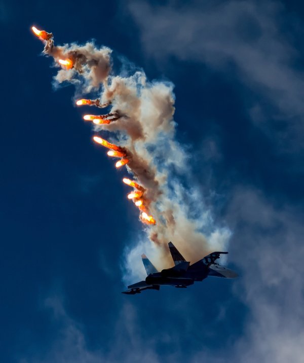 Su-27 izbacuje toplinske mamce