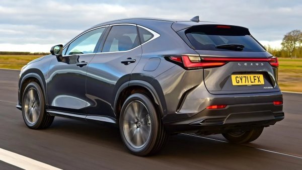 Lexus NX je drugu godinu zaredom okrunjen titulom Premium SUV-a srednje veličine na Auto Express New Car Awards