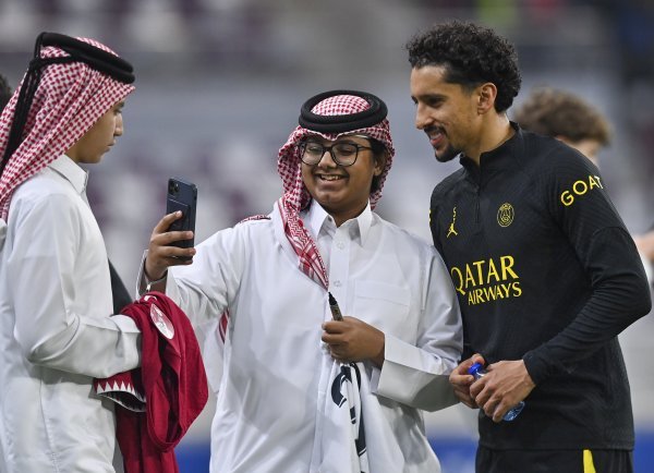 Igrač Paris Saint-Germaina Marquinhos s obožavateljima na Qatar Winter Touru