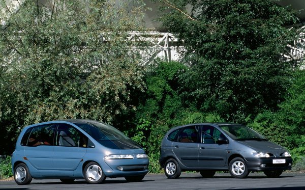 Koncept Scénic a.k.a 'Poziv na putovanje' pored Renault Megane Scénic 1