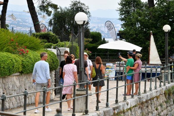 Turisti uživaju na plaži Slatina u Opatiji