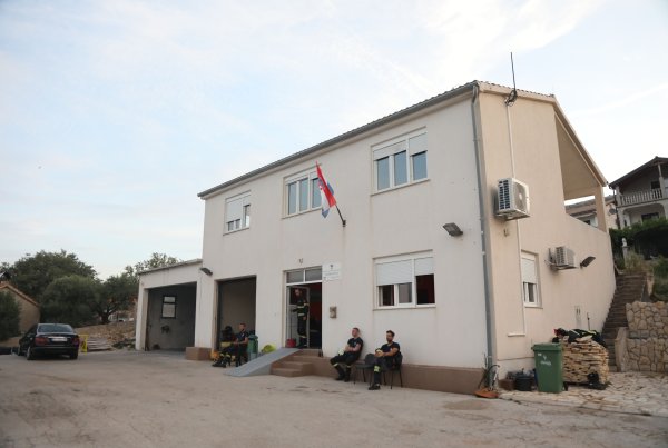 Davor Božinović u Grebaštici s vatrogascima