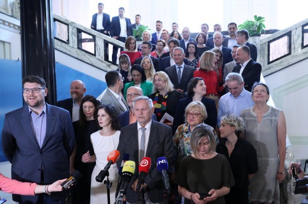 Oporba demonstrativno napustila sabornicu