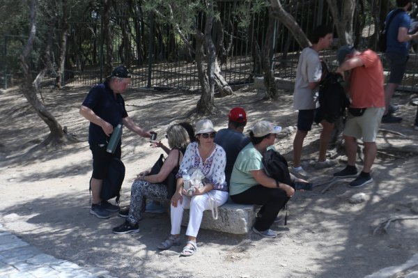 Grci zbog vrućine zatvorili Akropolu za posjetitelje