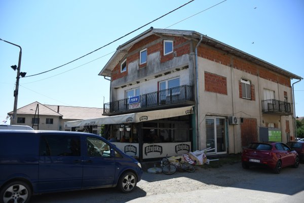 Automobiom se zabio u terasu kafića