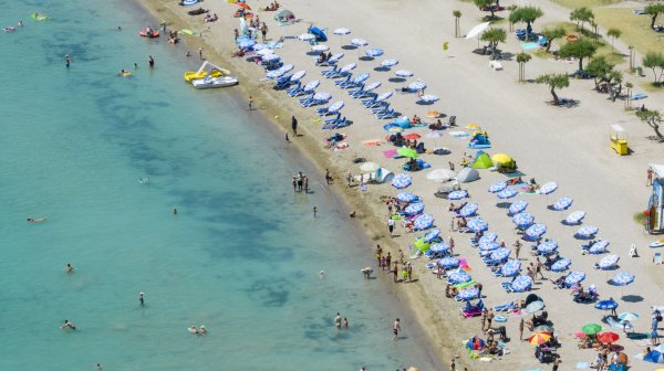 Pogled iz zraka na veliku plažu u Omišu