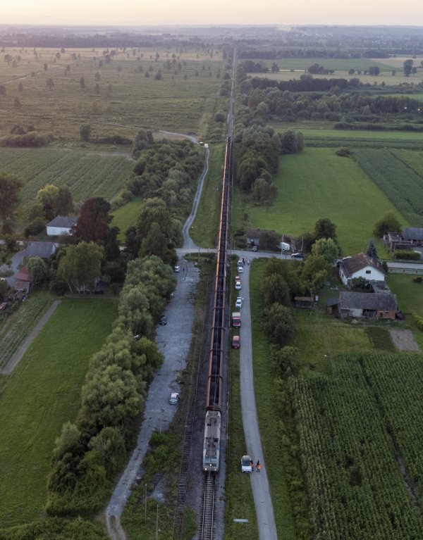 Pogled iz zraka na teretni vlak koji je iskočio s tračnica u općini Velika Ludina