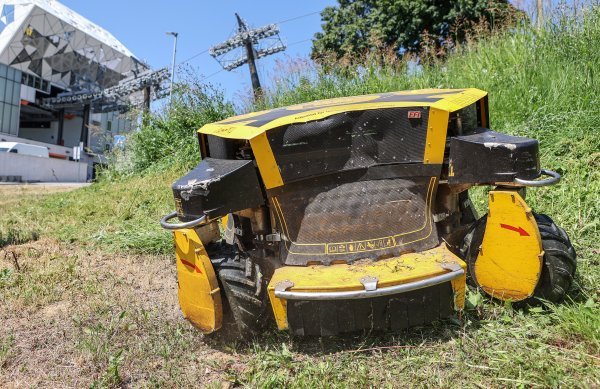 Zagrebački Zrinjevac počeo je koristiti kosilice za travu na daljinsko upravljanje