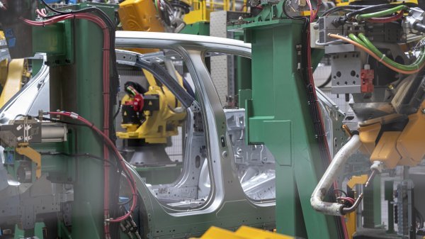 Globalni centar za inženjering proizvoda razvija prve primjerke budućih Renaultovih modela. Ta jedinstvena, tajna i tehnološki napredna mini tvornica mjesto je na kojem se proizvode i prvi primjerci budućeg električnog Renaulta 5