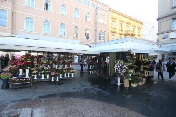 Cvjećari na Cvjetnom trgu odlikom komunalnog redara moraju držati cvijeće u kućicama (1)