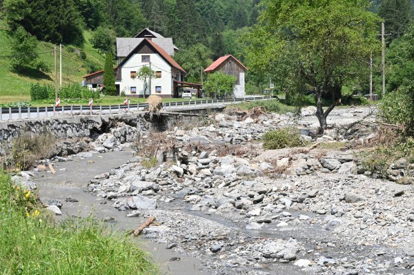Uništeno korito rijeke Cerknice u Sloveniji