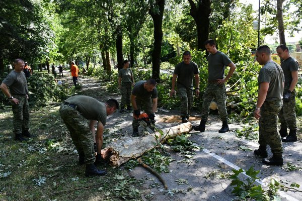Vojnici pomažu u saniranju šteta u Slavonskom Brodu