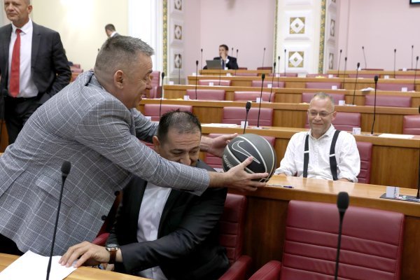Hasanbegović u sabornicu donio košarkašku loptu