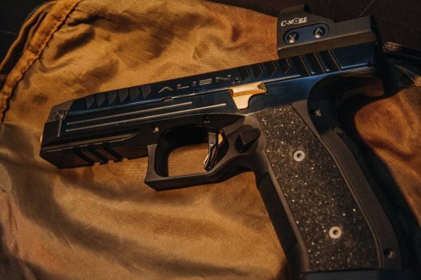 Alien teži nešto više od jednog kilograma