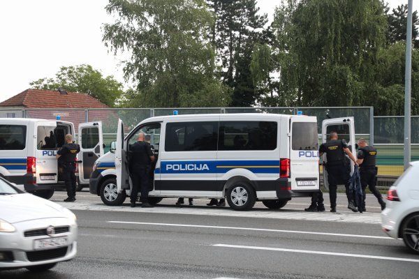 Na NP Lučko policija dočekuje navijače Hajduka koji dolaze na utakmicu Dinamo-Hajduk. 21.7.2023.