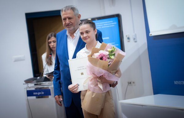 Ministar znanosti Radovan Fuchs dodijelio nagradu najboljim maturantima