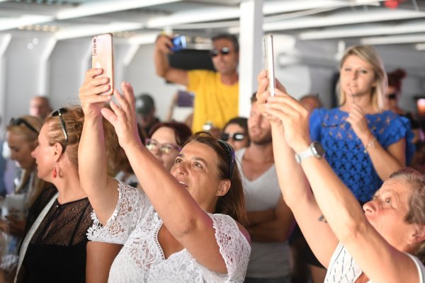 Koncert na trajektu za Velu Luku u čast Olivera