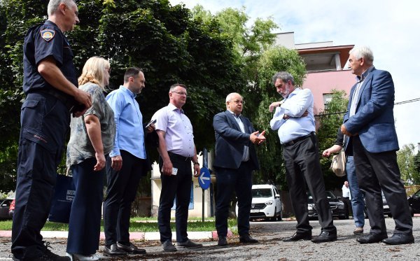 Radovan Fuchs u obilasku u nevremenu stradalih škola na području Brodsko-posavske županije