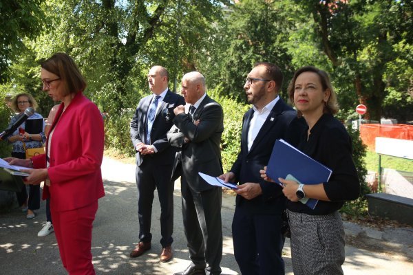 Izjave za medije nakon obilaska radova na obnovi Bolnice za plućne bolesti