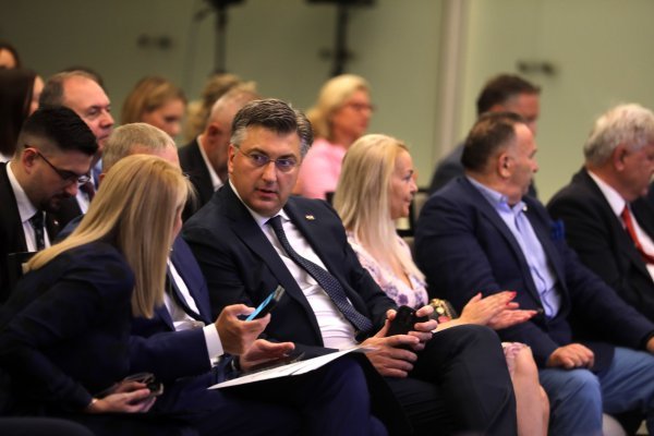 Članovi Vlade na konferenciji o turizmu