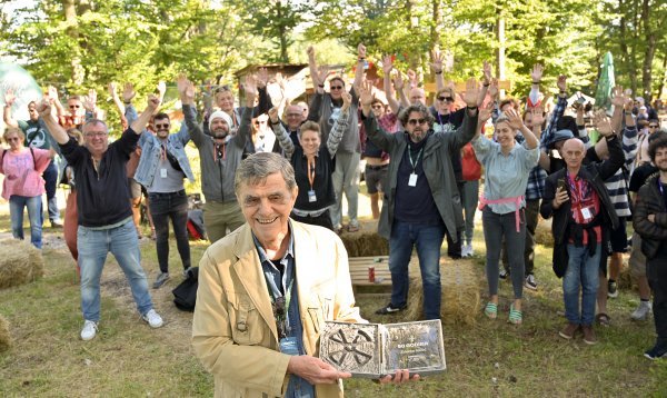 Zdenko Jelčić prima Nagradu '50 godina' Motovun Film Festivala