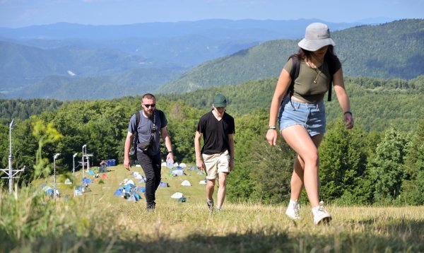 Festivalski kamp bio je organiziran na dnu nekoć funkcionalne skijaške staze