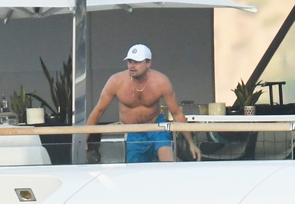 Leonardo DiCaprio s društvom na Sardiniji