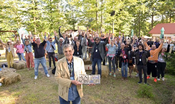 Zdenko Jelčić pozira s Nagradom '50 godina'
