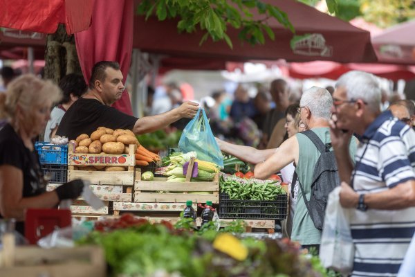 Ponuda voća i povrća na tržnici u Puli