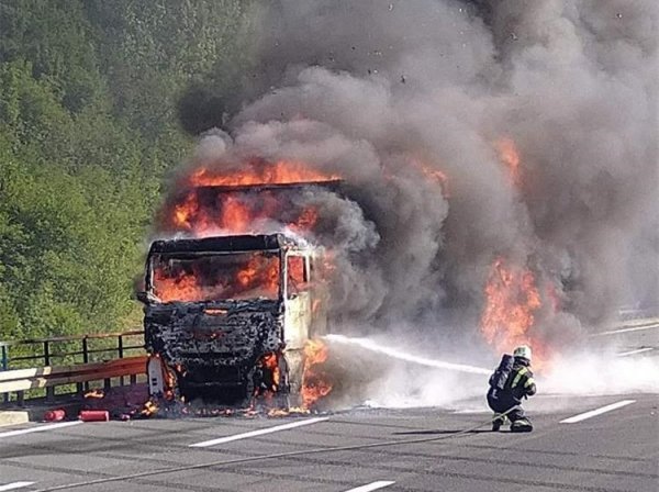 Zapaljeni kamion na A1 kod odmorišta Modruš