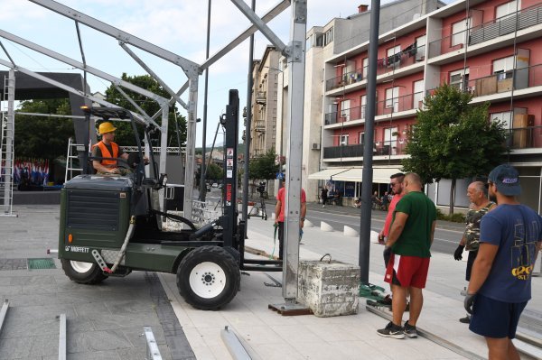 Zbog najavljenog nevremena postavlja se šator u Kninu za proslavu Oluje