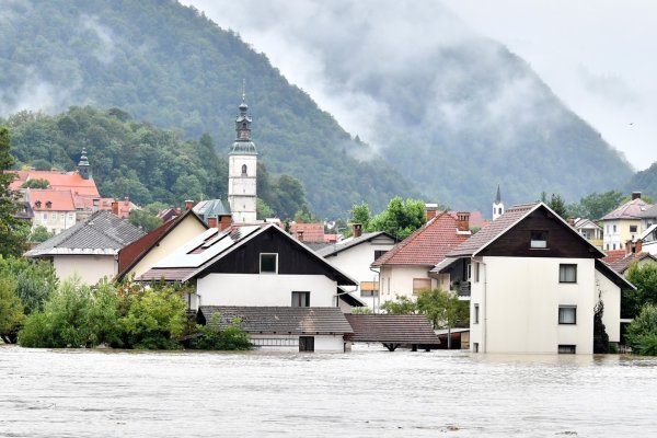 Poplave su odsjekle od svijeta neka mjesta u Sloveniji