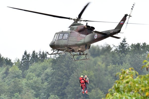 Spašavanje muškarca iz poplave pomoću helikoptera