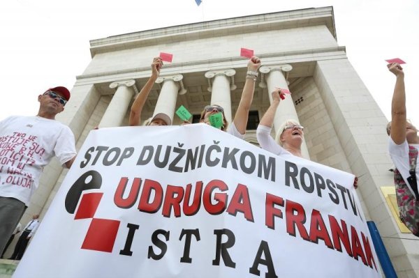 Članovi udruge Franak prosvjedovali ispred HNB-a i tražili ostavku guvernera Vujčića (1)