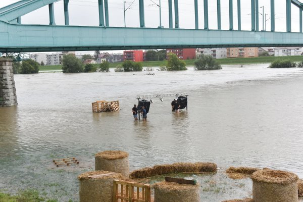 Zagreb: Djelatnici Green River Festa spašavaju opremu koja je potopljena u rijeci Savi