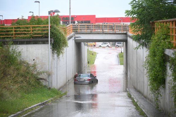 Zagreb: Autom zapeo u poplavljenom podvožnjaku