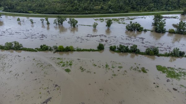 Zagreb: Pogled iz zraka na kanal Odra-Sava koji je već dijelom poplavljen