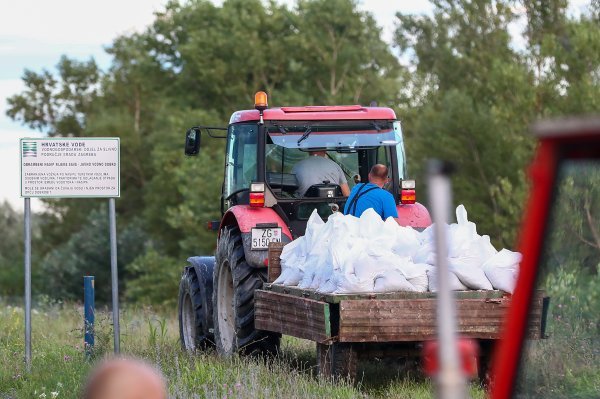 Hrušćica: Vatrogasci i građani pune vreće sa pijeskom i ojačavaju nasip