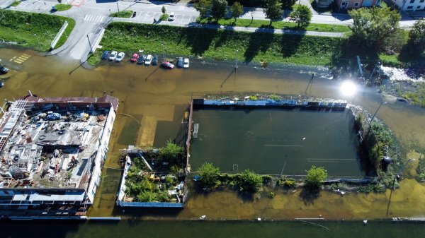 Poplavljeno nogometno igralište i ugostiteljski objekt u Ivanjoj Reki