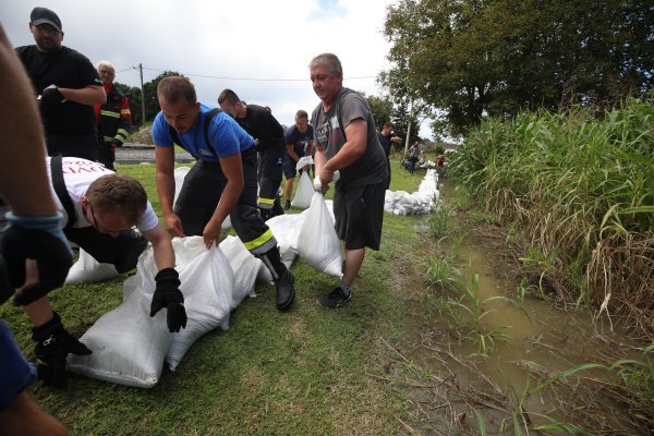 Drava kod Koprivnice probila nasip i izlila se u Šodericu